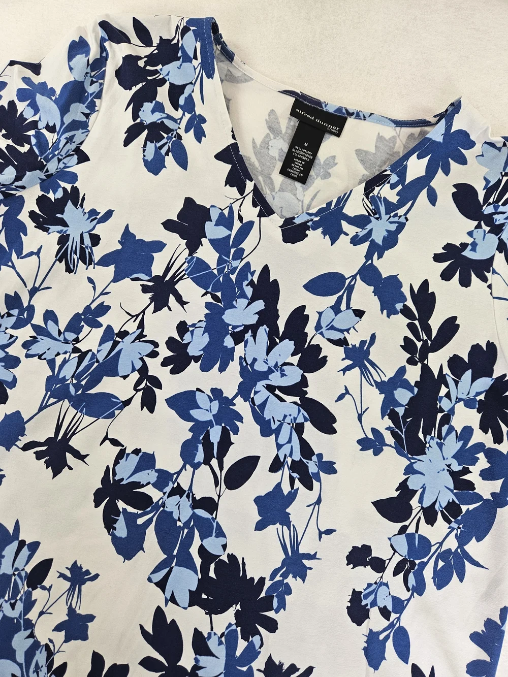Alfred Dunner Blue and White Floral V-Neck Top Womens Size Med - Picture 3 of 7
